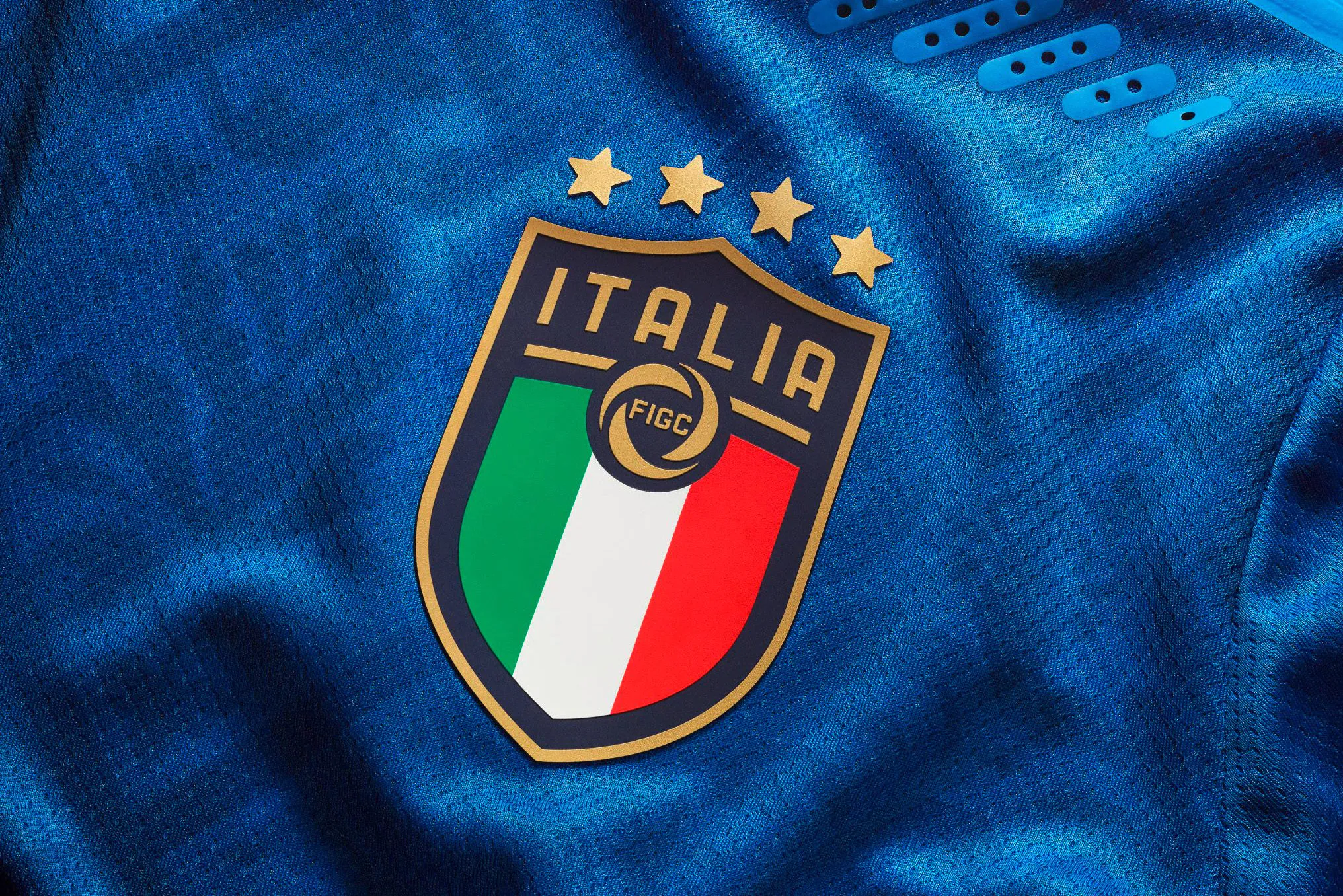 La seconda maglia dell'Italia è un omaggio al Tricolore e alla storia della  Nazionale di calcio